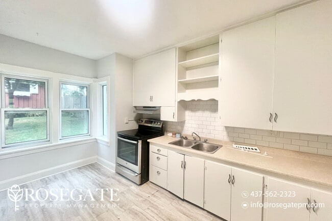 Building Photo - Spacious 1-Bedroom + Den Apartment in Cent...