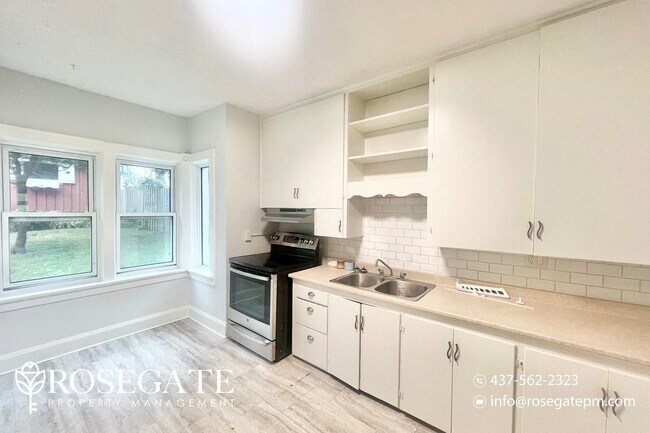 Photo du bâtiment - Spacious 1-Bedroom + Den Apartment in Cent...