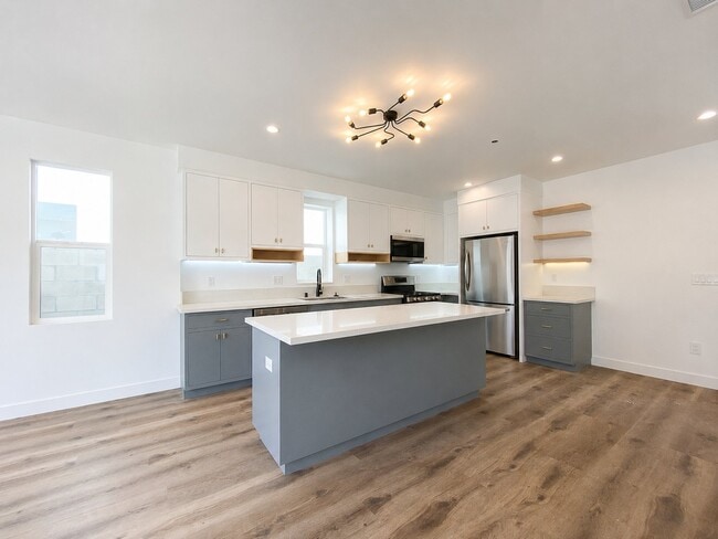 Building Photo - 3003 Cloverdale Ave
