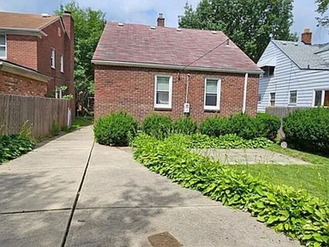 Building Photo - Charming 3-Bedroom Brick Bungalow for Rent...