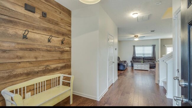 Building Photo - 8308 Oak Knoll Dr