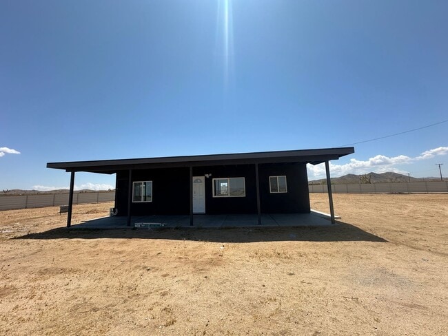 Building Photo - Cute newly remodeled 2 bed/1 bath home!