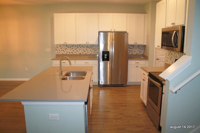 Building Photo - Large 3/3/2 Townhome Carrollwood