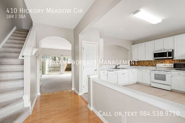 Foto del edificio - 410 Hickory Meadow Cir