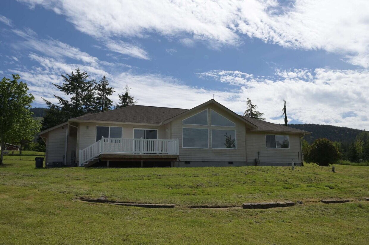 Foto principal - Newly renovated 3 bed 2 bath in a country ...