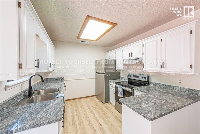 Building Photo - 424 E Malinda Dr