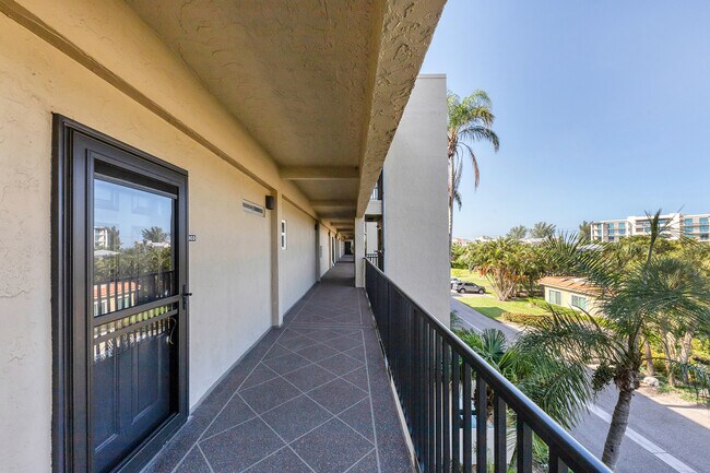 Building Photo - 4700 Gulf of Mexico Dr