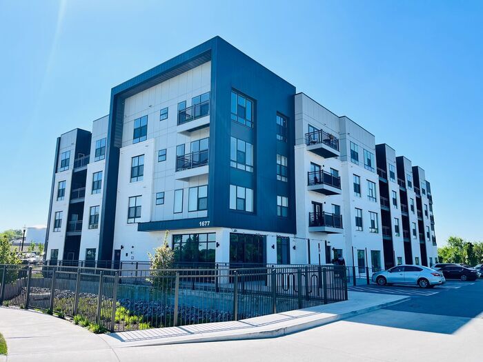 Primary Photo - Beautiful 1-Bedroom Townhouse with Modern ...