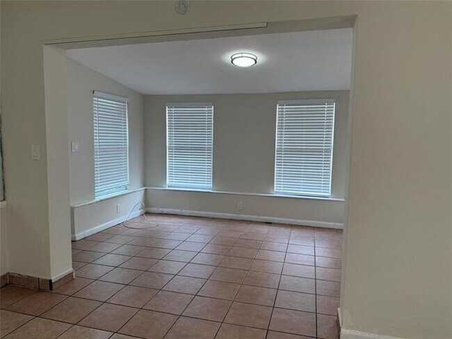 Building Photo - 640 SW 28th Dr
