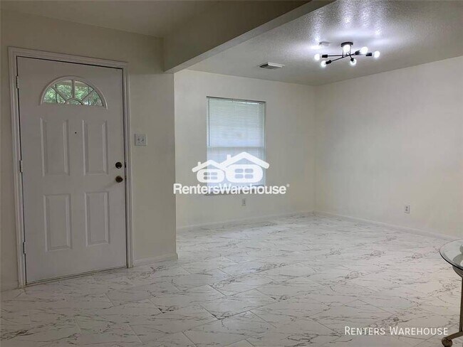 Building Photo - This move-in ready rental home features 3 ...