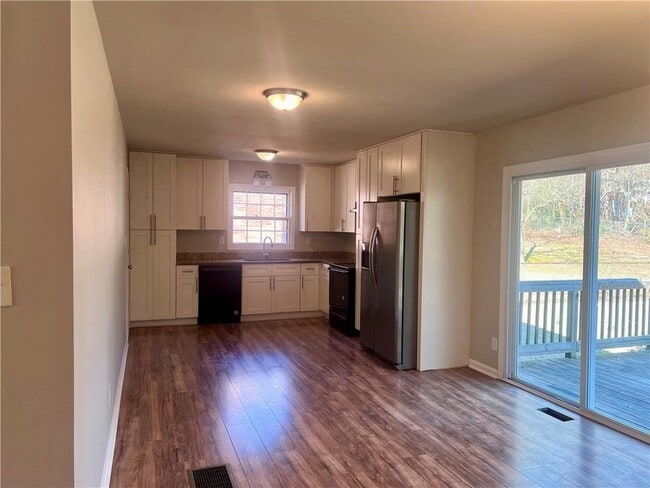 Building Photo - 2274 Greenway Dr