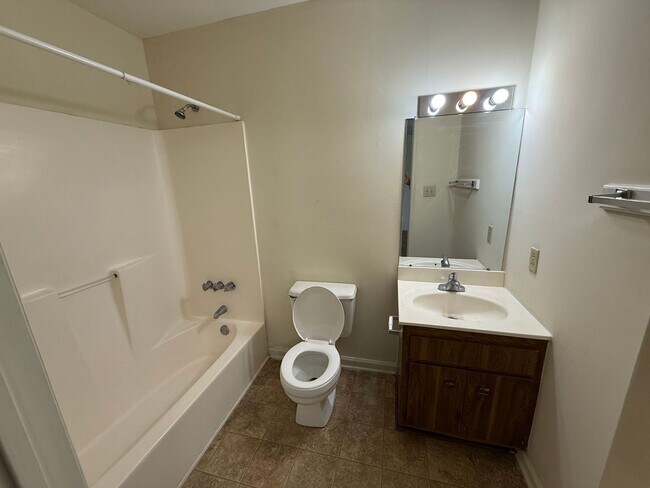 Foto del edificio - Nice 2 bedroom 2 bath duplex