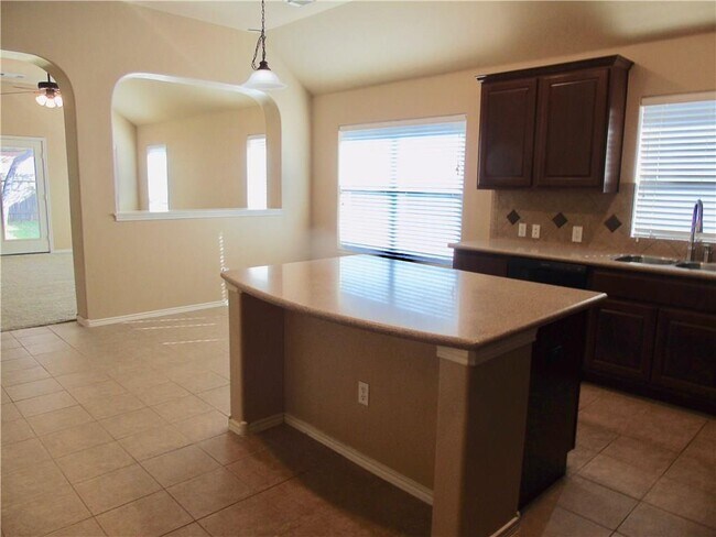 Foto del edificio - 3717 Tall Cedars Rd