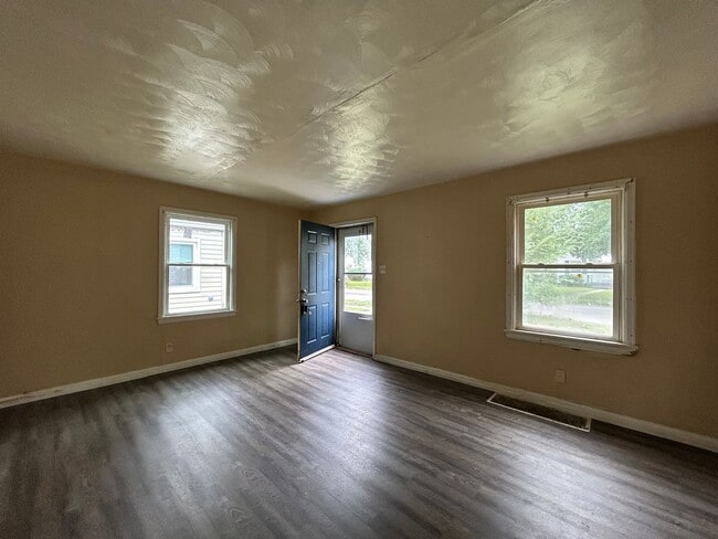 Foto del edificio - 2-Bedroom, 1-Bathroom Home with Basement –...