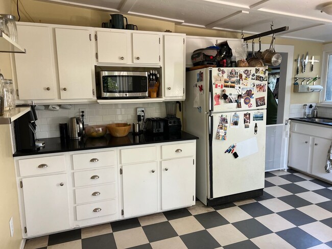 Building Photo - Downtown Santa Barbara 3 Bedroom