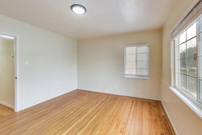 Building Photo - 1441 University Ave