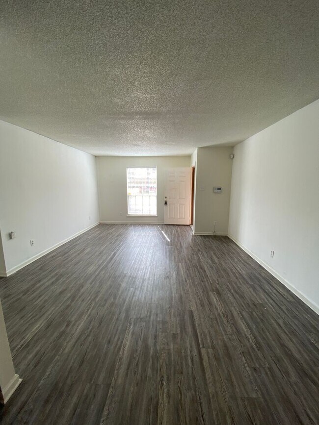 Building Photo - 2 bedroom/1 bath condo with off-street par...