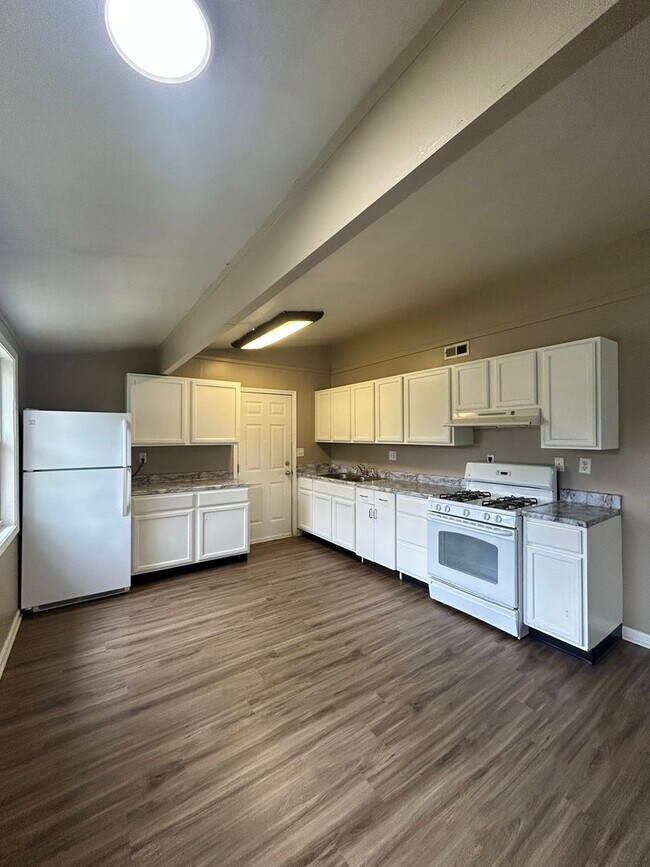 Building Photo - 3 Bedroom Home