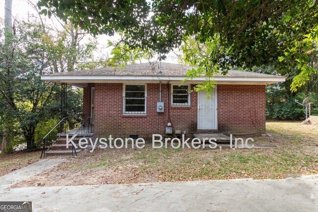 Building Photo - 2028 Bayswater Rd