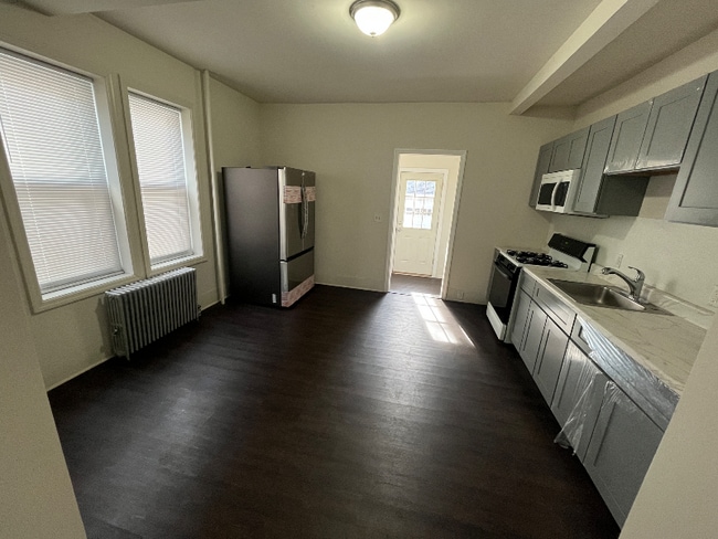 Building Photo - 114 Monmouth St