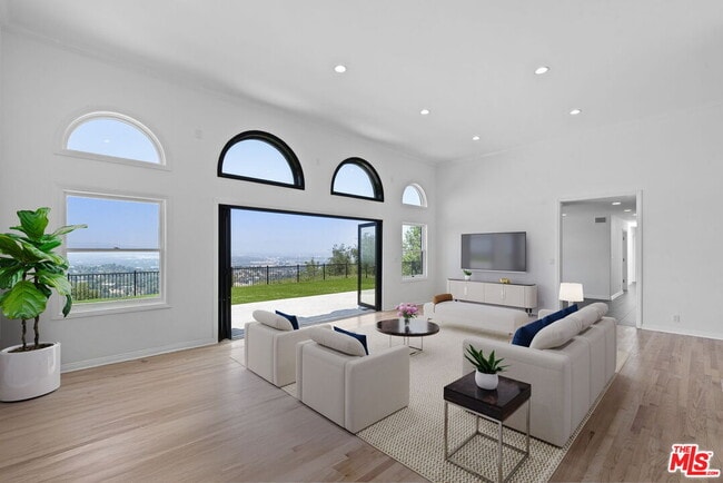 Building Photo - 15851 Mulholland Pl