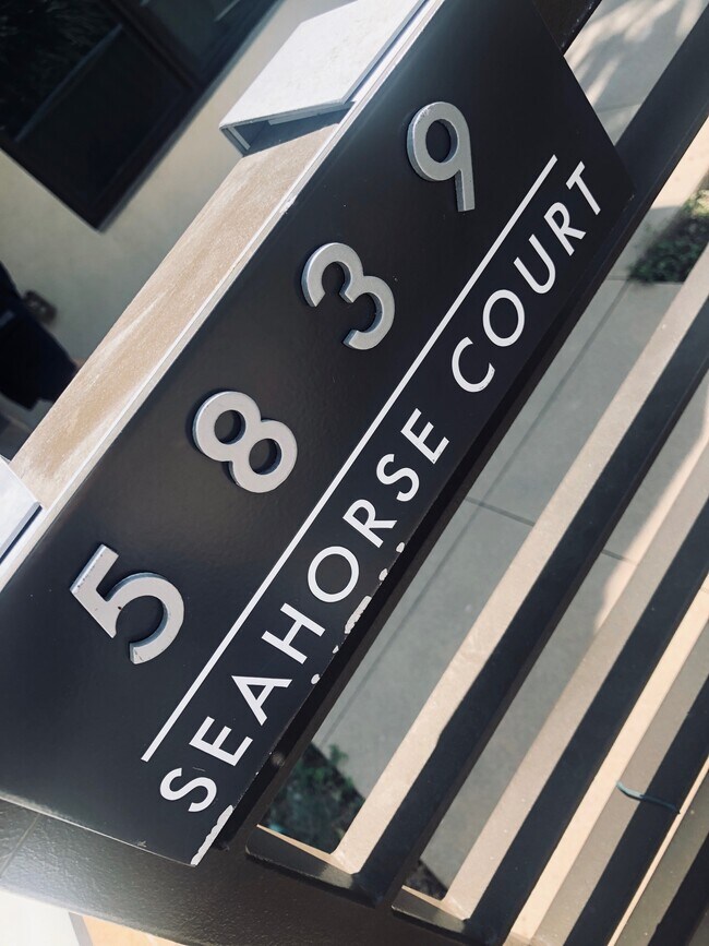 Foto del edificio - 5839 Seahorse Ct