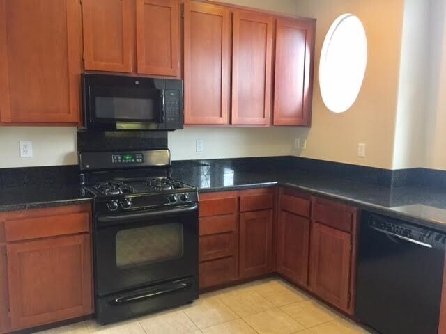 Building Photo - 3 Br SanElijoTownhome 2 car garage Granite...