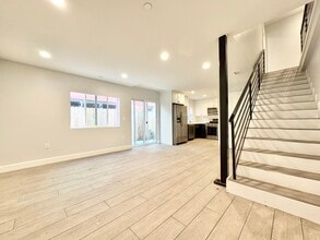 Building Photo - 6032 Romaine St