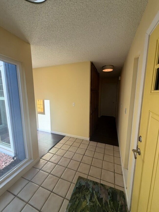 Foto del edificio - Charming 3 Bedroom + 2 Bathroom Half-Plex Near the American River in Fair Oaks: $2,375.00 + $100.00