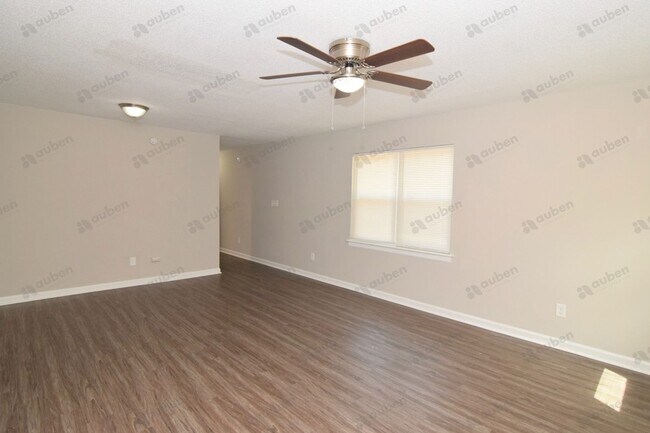 Building Photo - $1,300 - 3 Bed/2 Bath apartment for rent i...