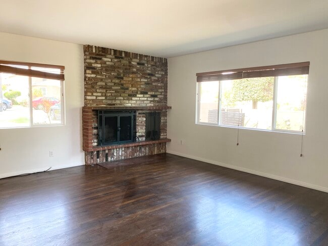 Building Photo - 2215 Harriman Ln