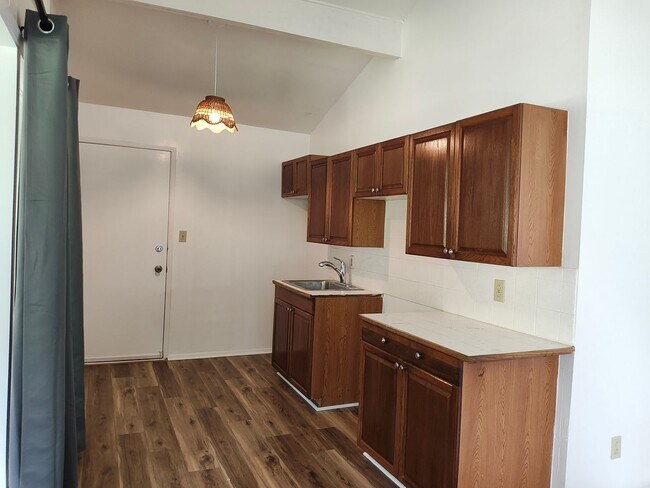 Building Photo - 2BR + Bonus Room in Updated Mountain View ...