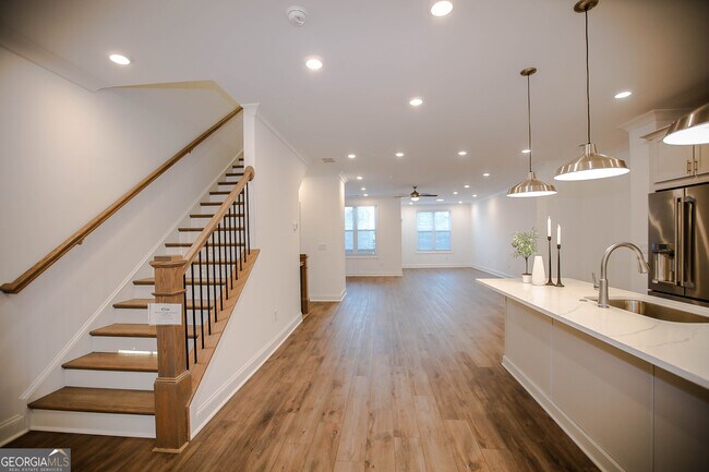Building Photo - 805 Green Sapling Trl
