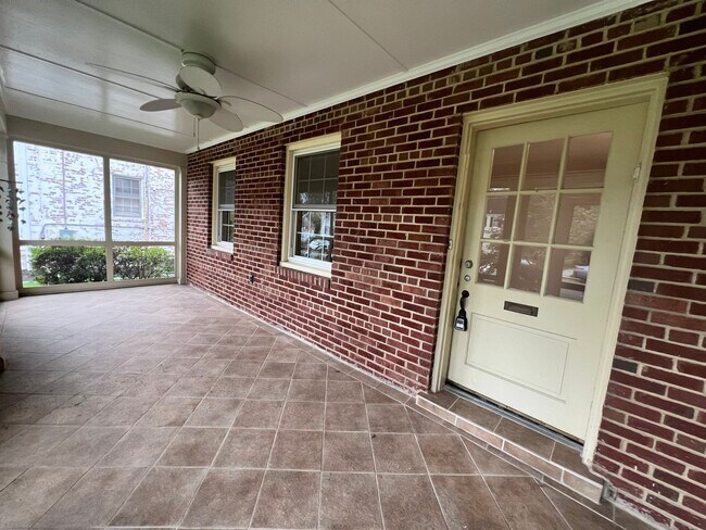 Foto del edificio - Lovely 4 BR/2.5 BA Single-Family Home in S...