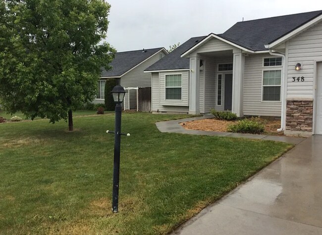 Building Photo - Comfortable & Stylish Single-Level Living ...