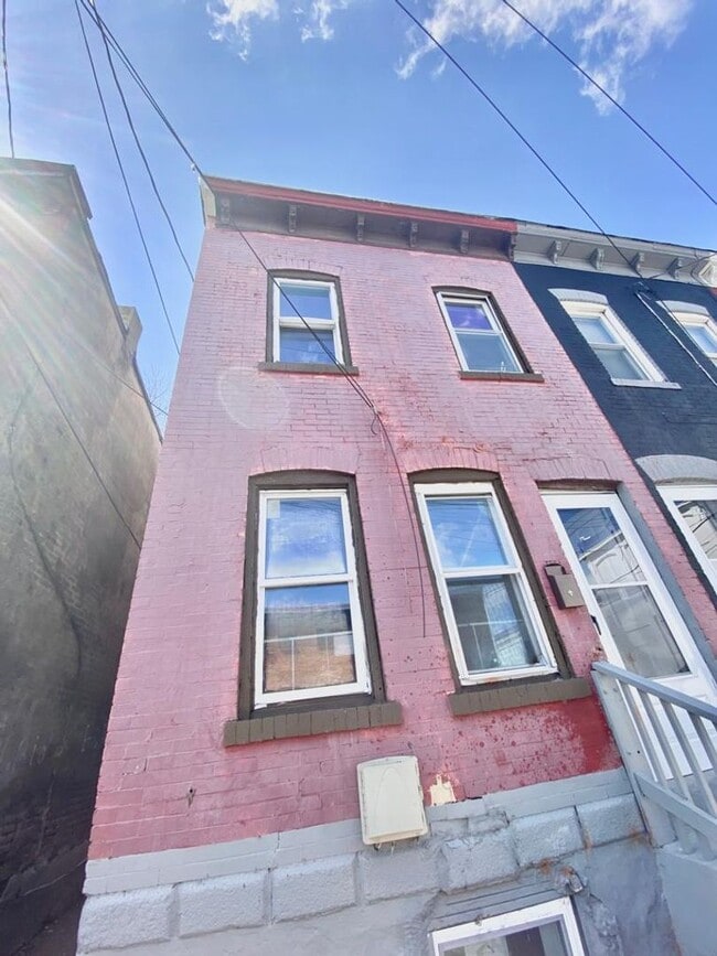 Building Photo - 23 Meade St