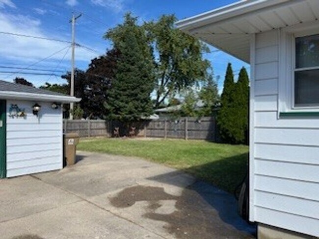 Building Photo - Charming 3 Bedroom, 1.5 Bath Home on the S...