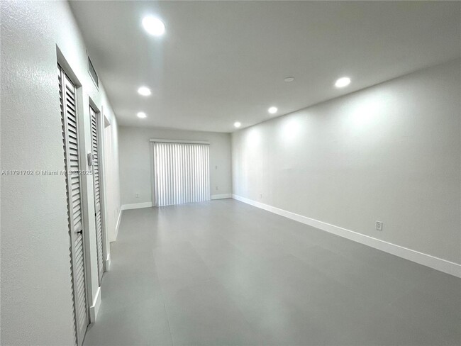 Building Photo - 1035 W 77th St