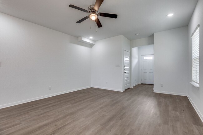 Foto del edificio - NEW CONSTRUCTION 3-BEDROOM, 2.5-BATHROOM T...