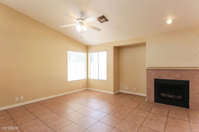 Building Photo - 1600 E Carla Vista Dr