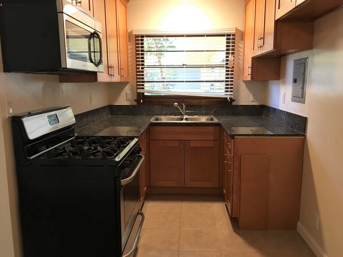 Primary Photo - 1700 W Victory Blvd