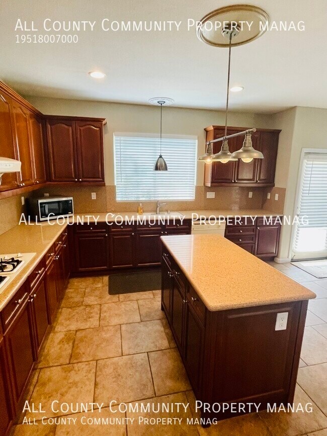 Building Photo - Gorgeous 5 Bedroom 5.5 Bathrooms 2 Story h...