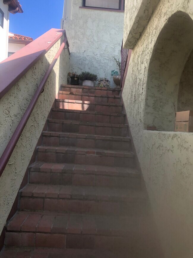 Upstairs unit - 556 Radcliffe Ave