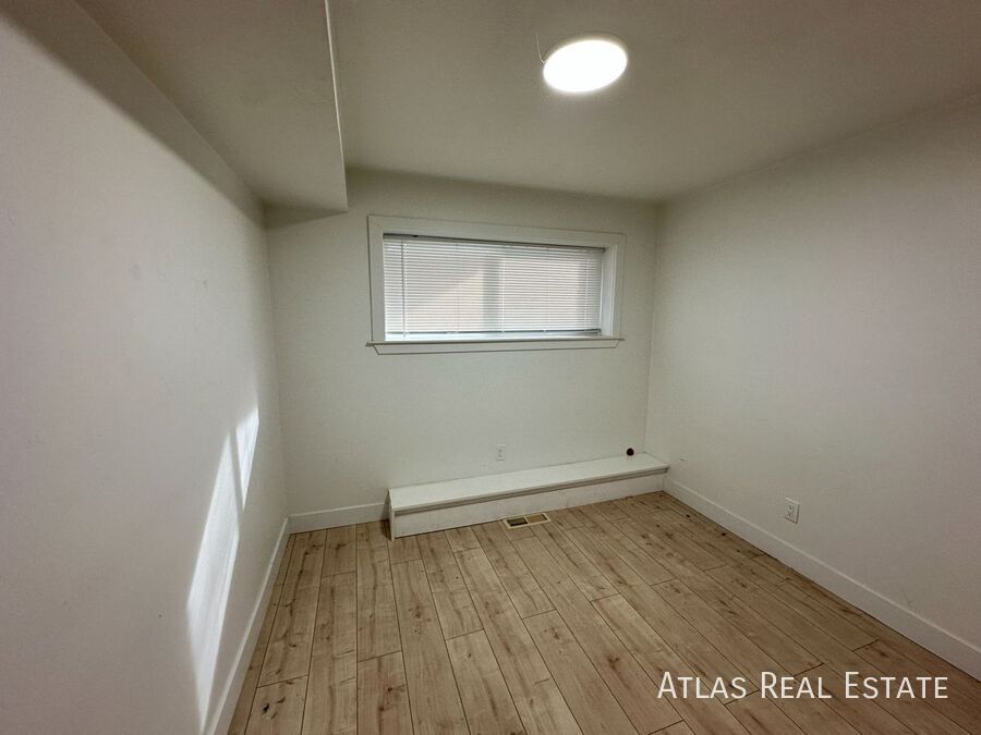 Foto del edificio - Charming 2-Bedroom Lower-Level Unit in Mid...