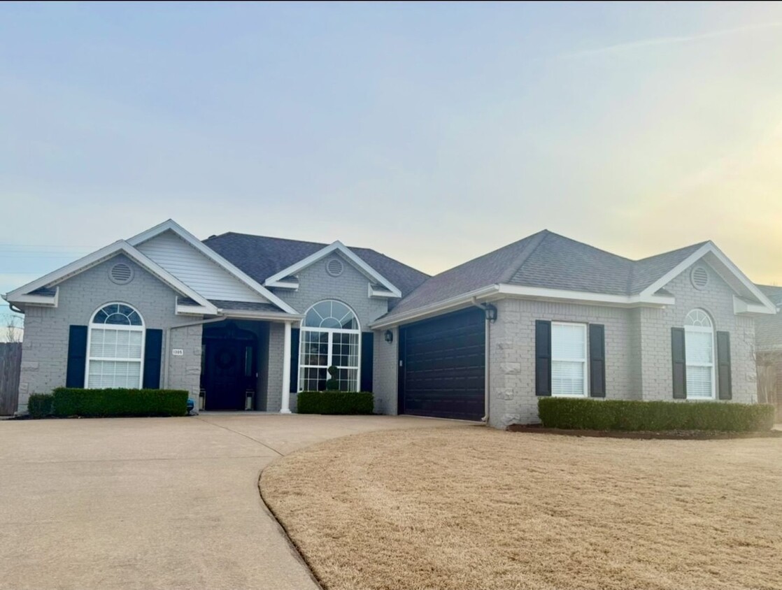 Primary Photo - Stunning Home Near Color Mt. Bike Preserve