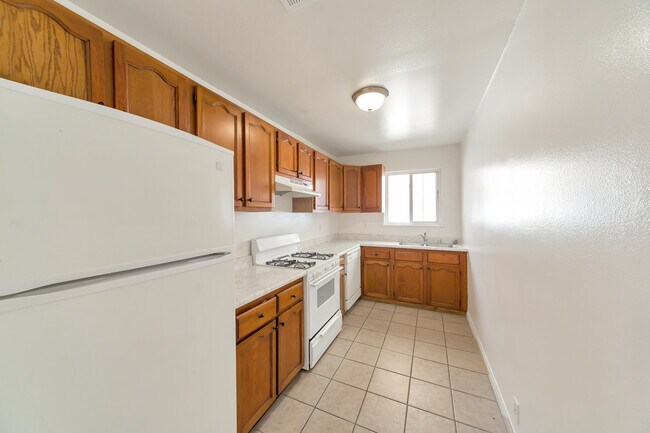 Kitchen w/ Dishwasher - 1322 N Orange Dr