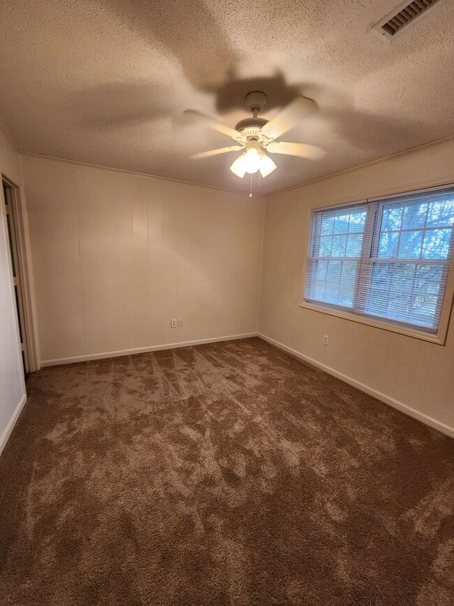 Building Photo - Traditional 1 Bedroom Apartment in West As...