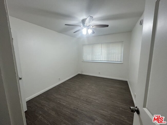 Foto del edificio - 10231 Darby Ave