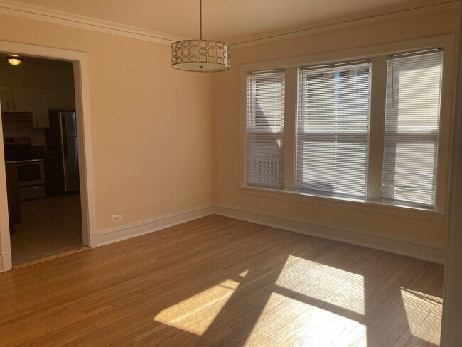 Building Photo - 2104 W Birchwood Ave