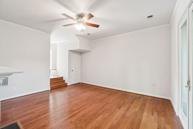 Building Photo - Wonderful, 4 level Arlington Brick townhome!